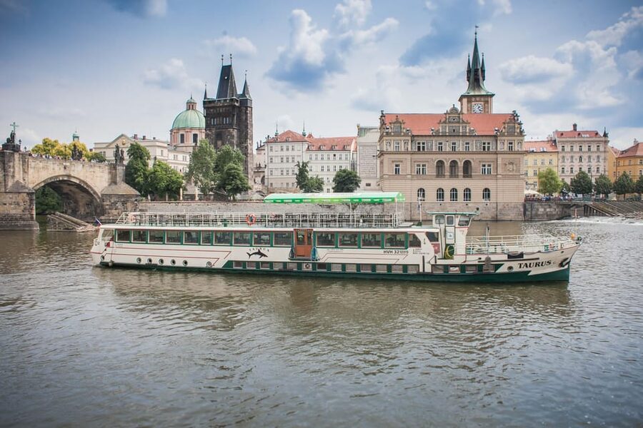 Prague: Vltava River Evening Dinner Cruise - What this Prague dinner cruise is really selling