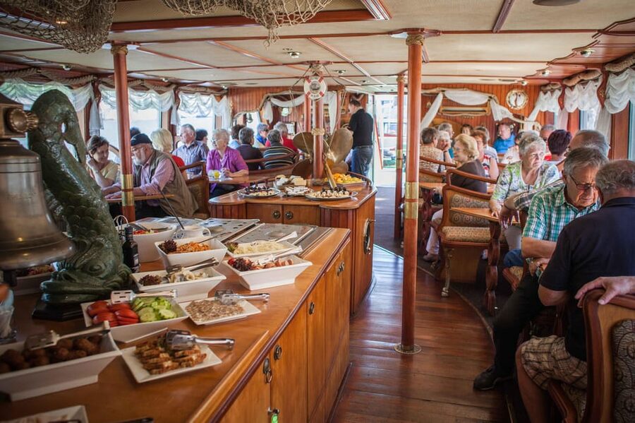 Prague: Vltava River Evening Dinner Cruise - Prague Castle and Lesser Town