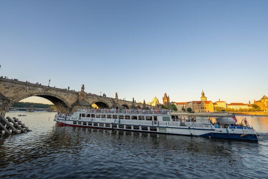 Prague: Vltava River Sightseeing Cruise - Commentary and self-guided sightseeing