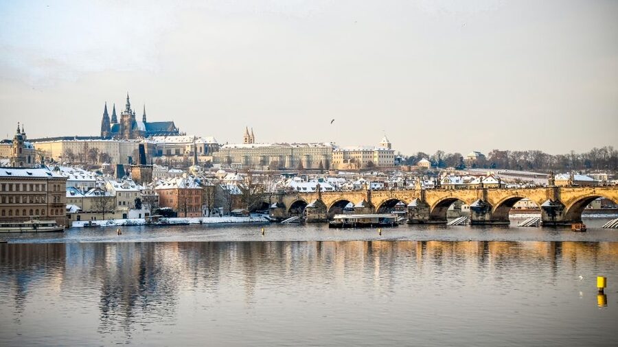 Prague: Vltava River Sightseeing Cruise - Prague Castle and the high river views