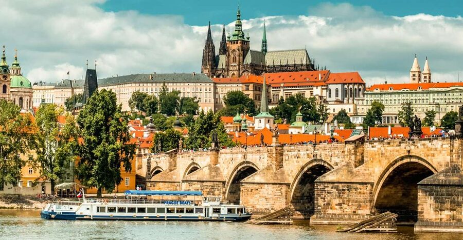 Prague: Vltava River Sightseeing Cruise - Food, Czech beer, and table service