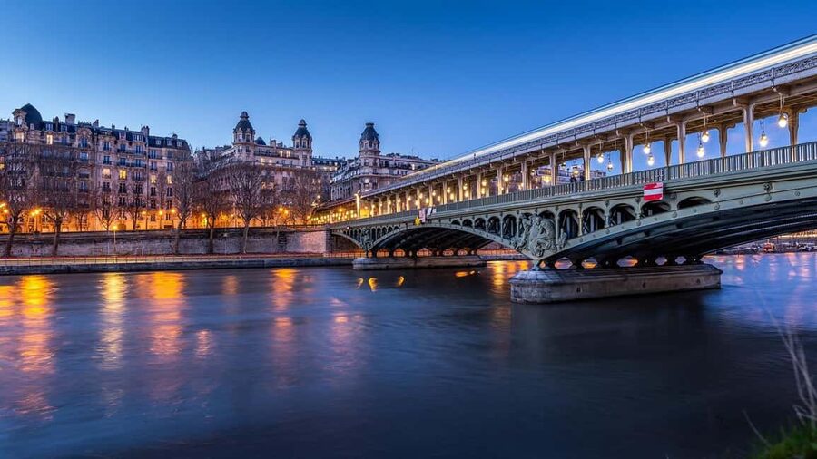 Private 5-Hour Paris Tour with Local Guide + Seine Cruise - Montmartre through artists and cabarets