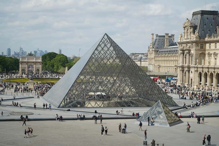 Private 5-Hour Paris Tour with Local Guide + Seine Cruise - Seasonal Paris lights from November through January