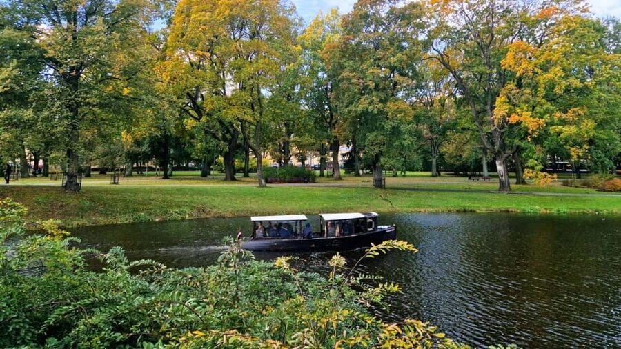 Riga: Canal Boat Tour with Drink & Old Town Audio Tour - From Andrejosta to Kronvalda Park