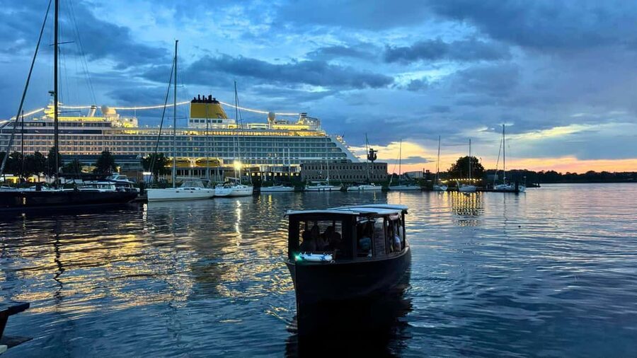 Riga: Canal Boat Tour with Drink & Old Town Audio Tour - What the audio guides really add