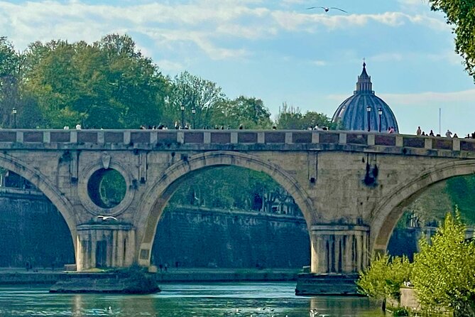 Rome Tiber River Ride and Top Food Tasting with Wine Pairing - Walking into Trastevere and Fabullus Wine Cellar