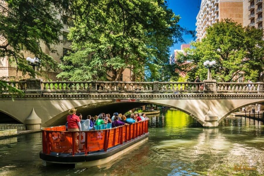 San Antonio Premium City Tour with Alamo & River Walk Cruise - The narrated van ride makes the distance useful