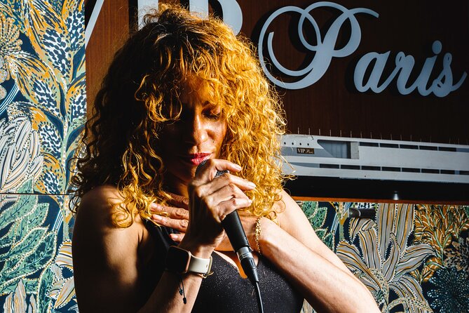 Seine River Dinner Cruise with Live Singer by VIP Yacht de Paris - A four-hour evening that may feel shorter