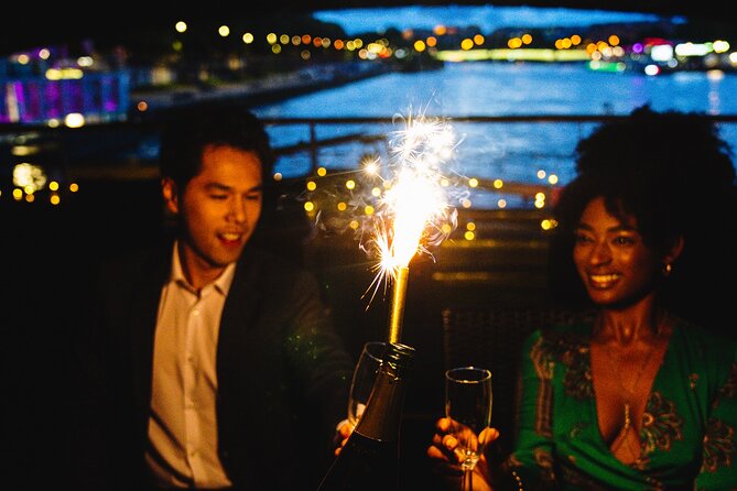 Seine River Dinner Cruise with Live Singer by VIP Yacht de Paris - The route: eight Paris landmarks from the Seine