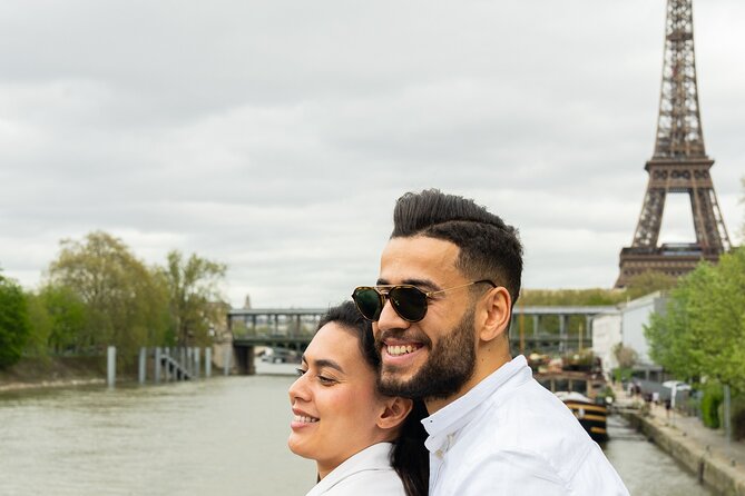 Seine River Dinner Cruise with Live Singer by VIP Yacht de Paris - Boarding, drinks, and the wait before departure