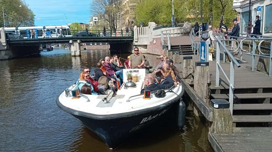 Smoke & Boat Amsterdam - The Official 420 Canal Cruise - Who will enjoy this Amsterdam cruise most