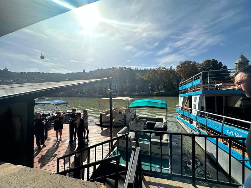 Tbilisi: River Sightseeing Boat Ride with Welcome Drink - Choosing the best time for photos