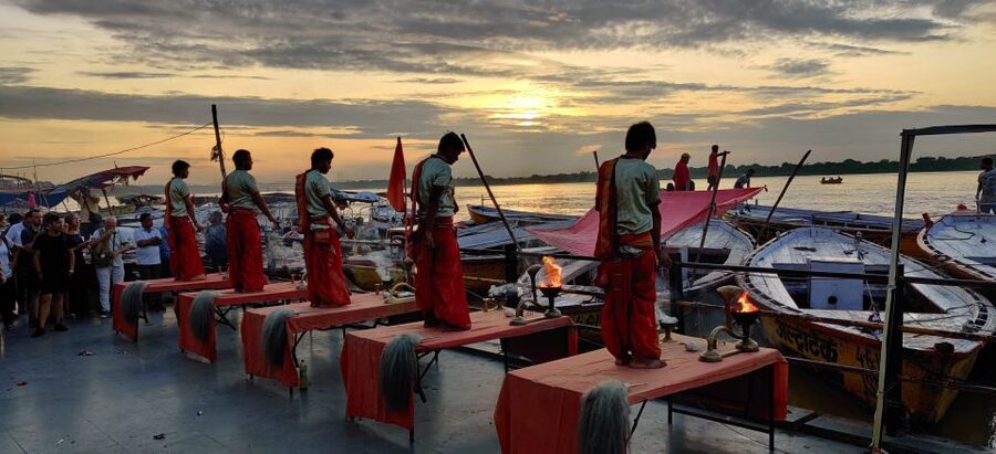 Varanasi & Sarnath: Full-Day Tour with Ganges Boat Ride - Lunch and the practical value of private transport