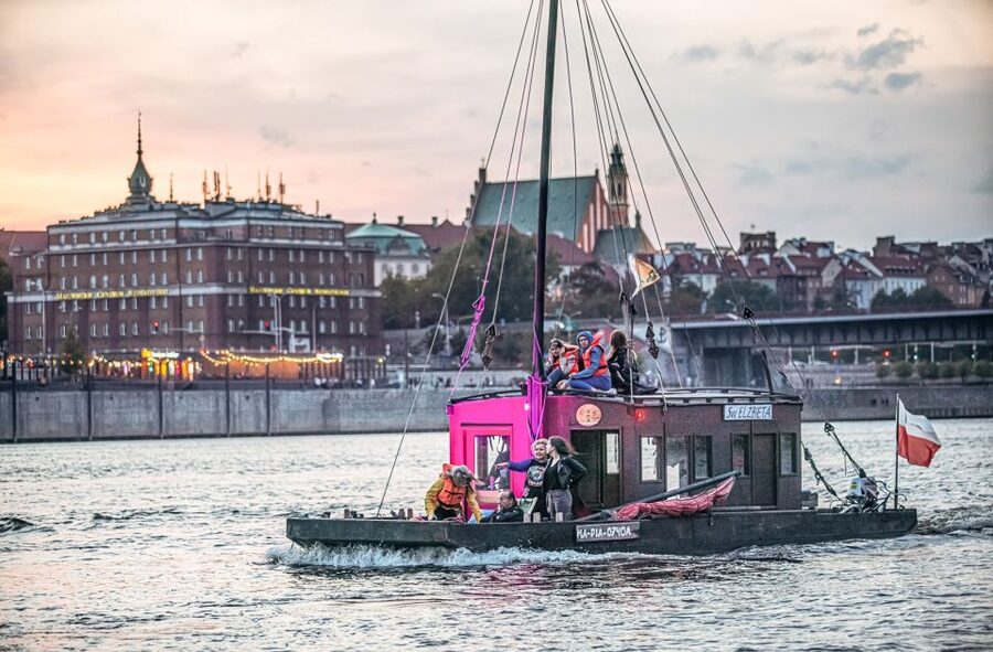 Warsaw: Traditional Galar Cruise on The Vistula River - Old Town and Royal Castle from the water