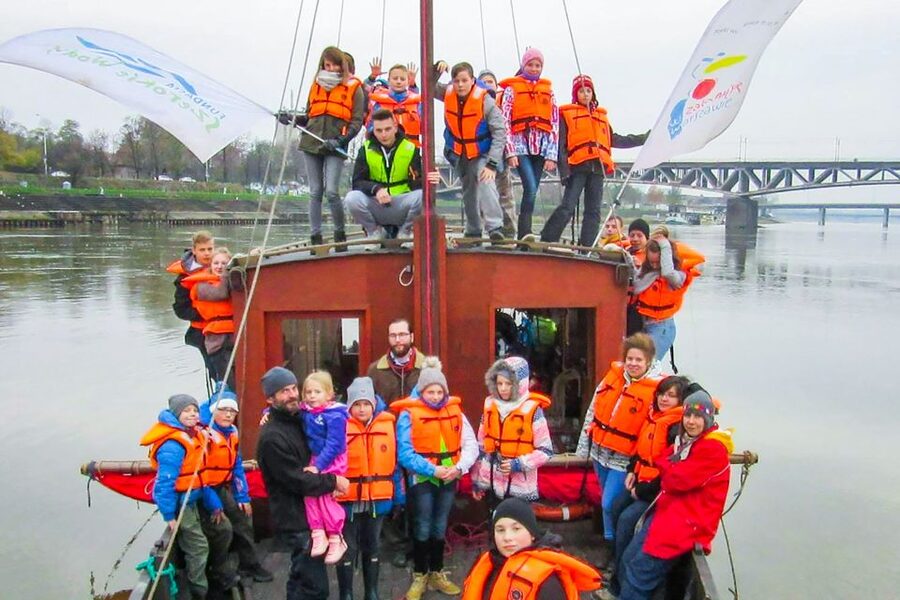 Warsaw: Traditional Galar Cruise on The Vistula River - Bridges, boulevards, and the modern city
